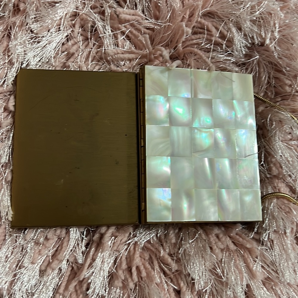 VINTAGE MOTHER OF PEARL COMPACT CASE. - Picture 6 of 8